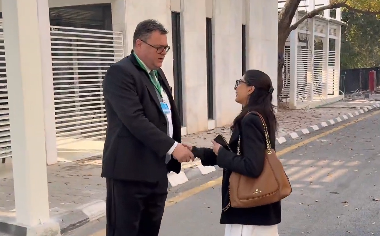 پاکستان د ناروې سفیر د ایمان مزاري د محکمې په ناسته کې د حضور له امله احضار کړی