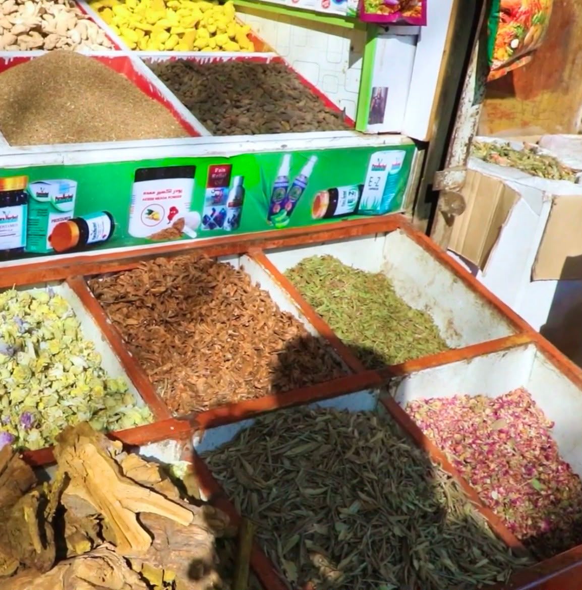 بیماران افغان به دلیل هزینه بالای درمان به «روش‌های سنتی و ارزانتر» روی آورده‌اند