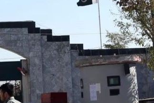 طالبان تهدد بإغلاق سفارة باكستان في كابل وتعلن استعدادها لحرب طويلة