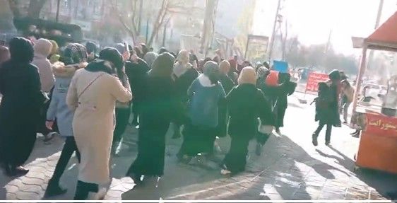 منابع: طالبان پنج دختر معترض و سه خبرنگار را در جریان تظاهرات روز پنجشنبه بازداشت کردند