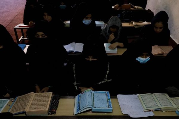 أسوشيتد برس: الفتيات الأفغانيات يُجبرن على التعليم الديني تحت حكم طالبان