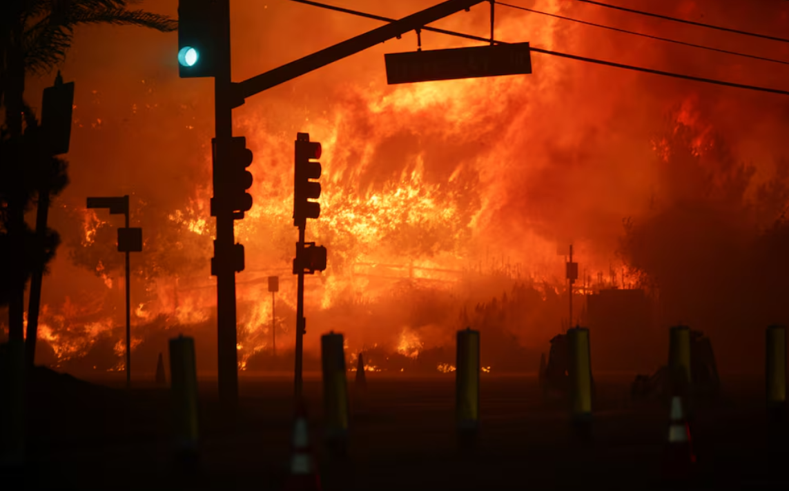 در پی آتش‌سوزی در لس‌آنجلس ۳۰ هزار نفر خانه‌های شان را ترک کردند