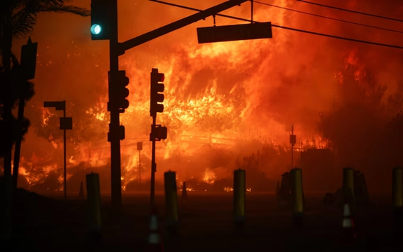 در پی آتشسوزی در لسآنجلس ۳۰ هزار نفر خانههای شان را ترک کردند