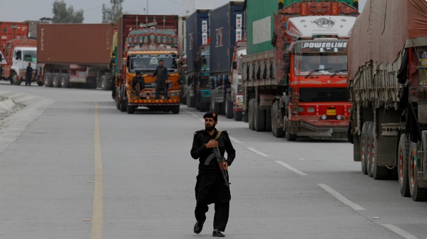 سرچینې: لسمه ورځ ده چې د تورخم تړلې دروازې دواړه غاړې تر زرو زیات باروړونکي موټر ولاړ دي