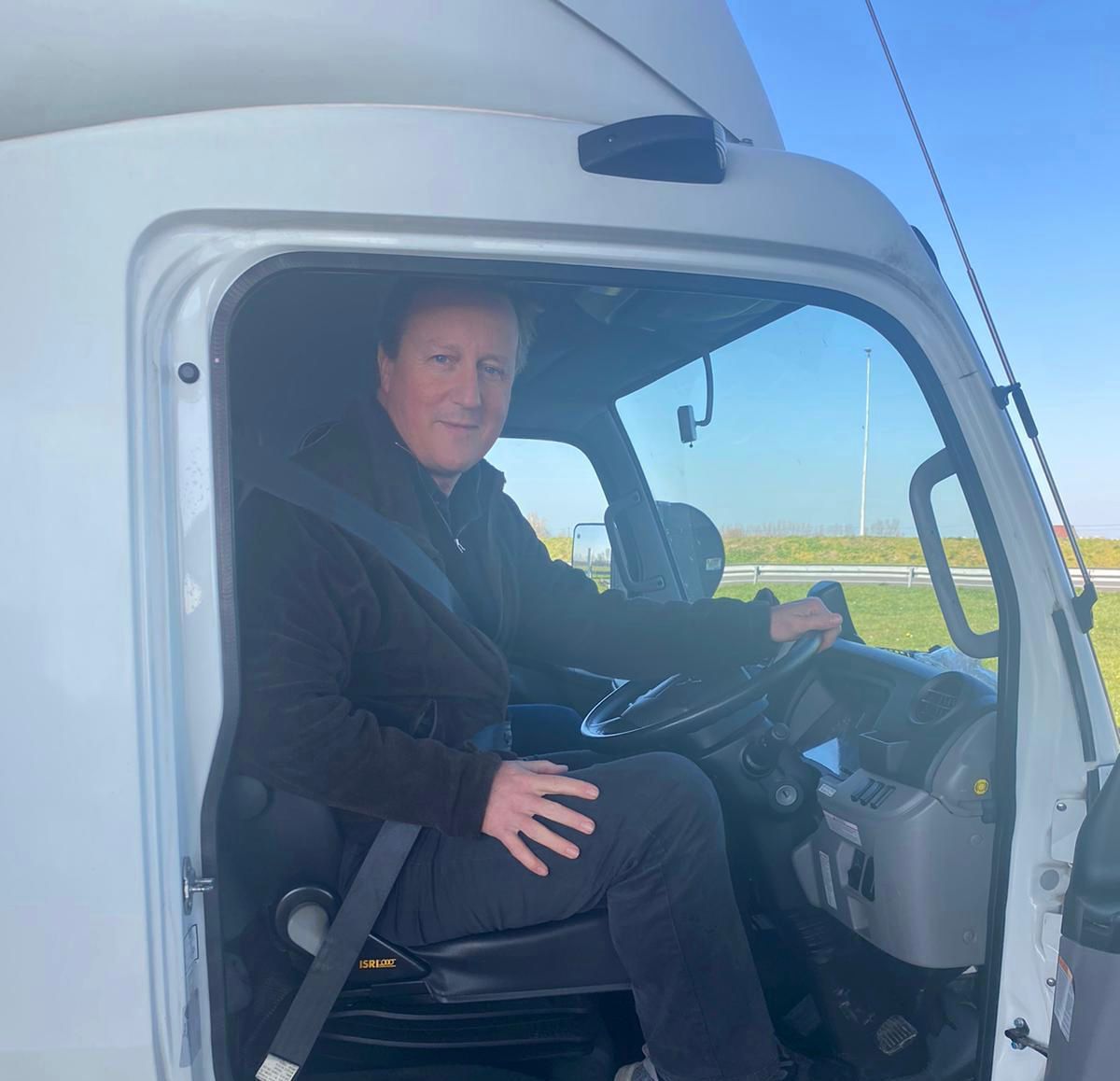 نخست‌وزیر پیشین بریتانیا، راننده لاری کمک‌رسانی به پناهجویان اوکراینی