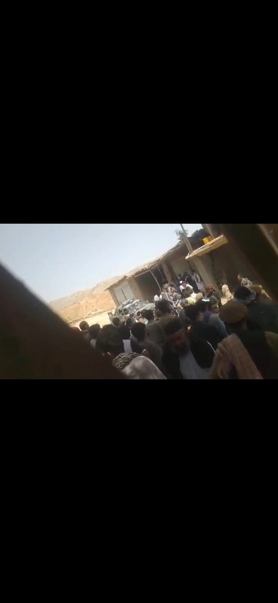 «بازرسی بدنی یک زن» در بازار یفتل به دست طالبان اعتراض گسترده مردم محل را برانگیخت