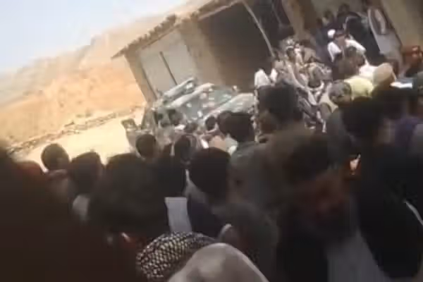 «بازرسی بدنی یک زن» در بازار یفتل به دست طالبان اعتراض گسترده مردم محل را برانگیخت