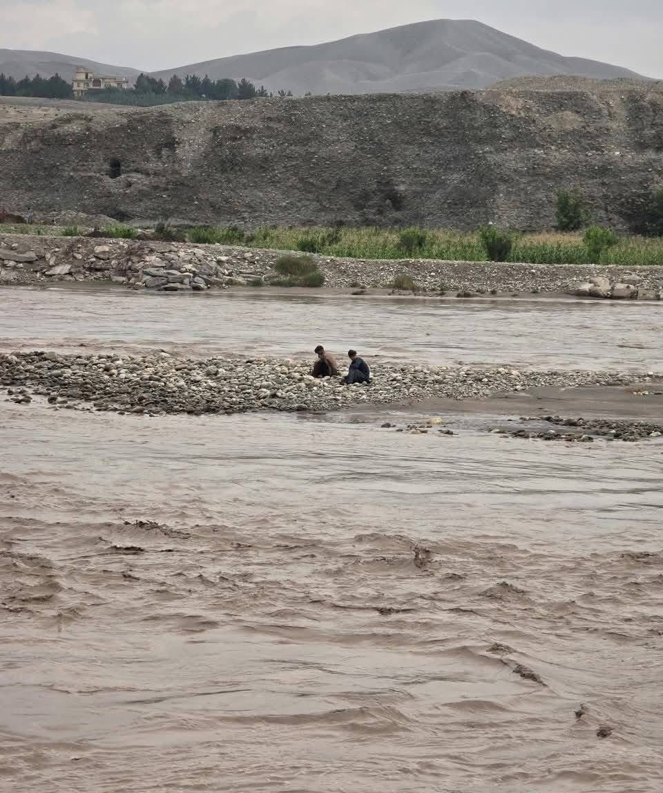 ننګرهار کې په سیلاب کې بند پاتې ۳۷ کسان ژغورل شوي