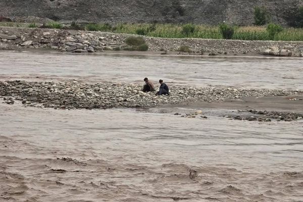 ننګرهار کې په سیلاب کې بند پاتې ۳۷ کسان ژغورل شوي
