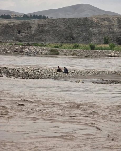 ننګرهار کې په سیلاب کې بند پاتې ۳۷ کسان ژغورل شوي