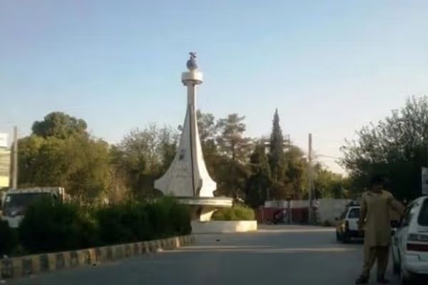 طالبان در لغمان یک زن و دو مرد را در پیش چشم مردم شلاق زد