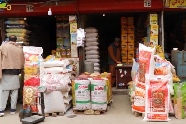 ماموران دولتی میگویند در ماه رمضان قیمتها افزایش یافته و معاش نیامده است