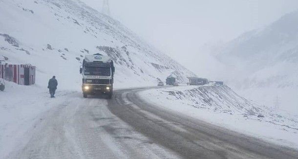 در پی بارش شدید برف شاهراه سالنگ بار دیگر مسدود شد