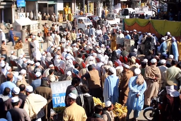 بازرگانان و رانندگان در خیبرپختونخوا برای بازگشایی گذرگاه تورخم راهپیمایی کردند