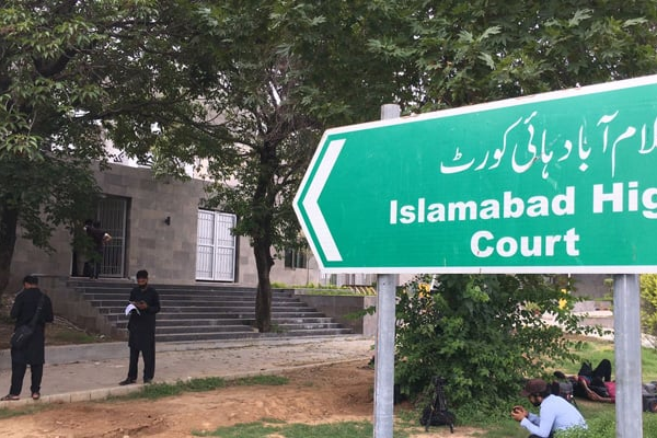 د اسلاماباد محکمې د عمران خان او بشرا بيبي د انفرادي بندخونو د قضیې پرېکړه وځنډوله