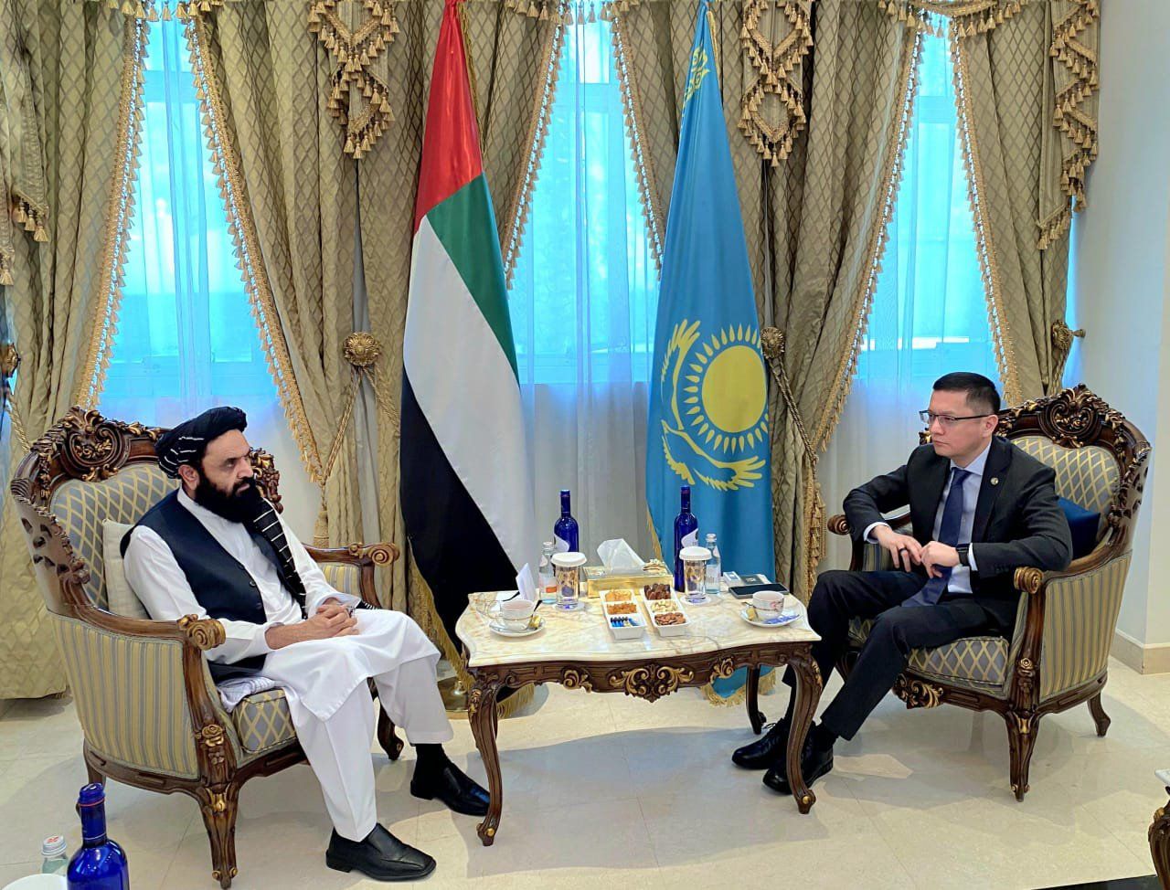په ابوظبۍ کې د طالبانو او قزاقستان سفیران د اقتصادي همکاریو پر پراخېدو غږېدلي 