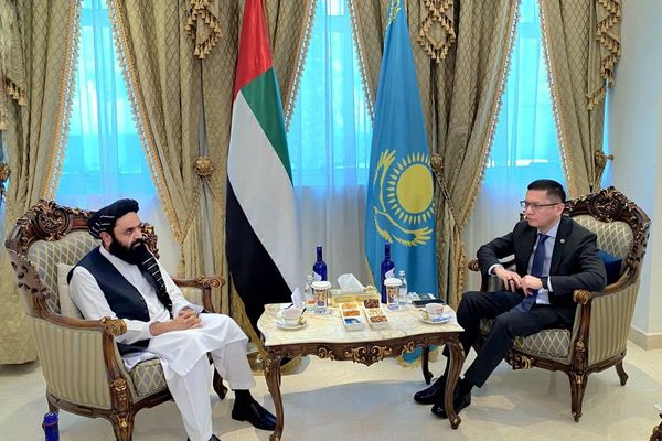 په ابوظبۍ کې د طالبانو او قزاقستان سفیران د اقتصادي همکاریو پر پراخېدو غږېدلي