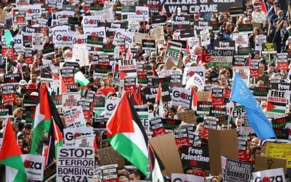 زرګونه برېتانیایي وګړي له نوي لومړي وزیر څخه غواړي چې د غزې د اوربند لپاره هڅه وکړي