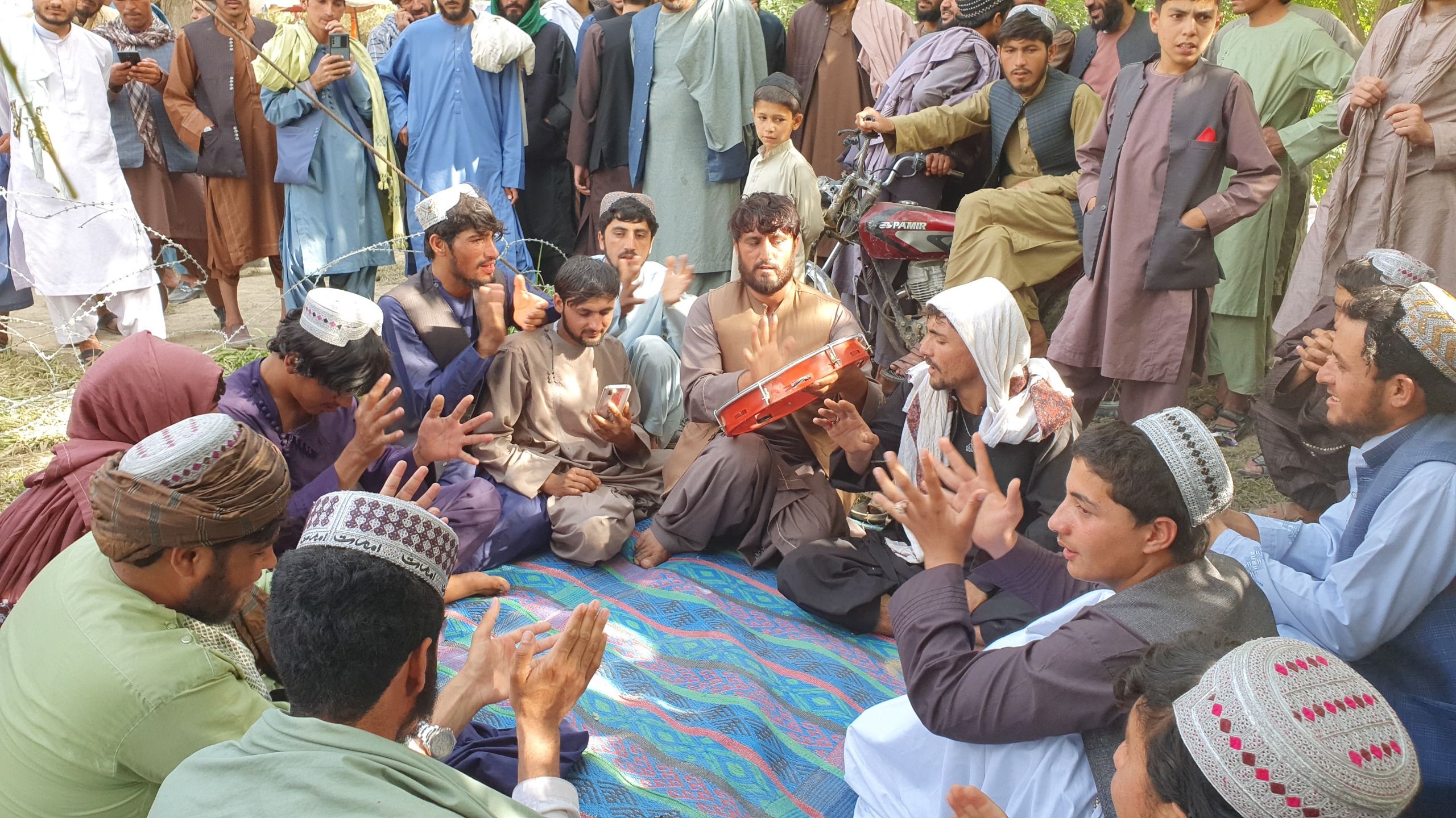 په تېرو کلونو کې شالمار مېله کې د ځوانانو د محلي موسیقۍ او خوښۍ یوه شېبه چې طالبانو اوس پرې بندیز لګولی 