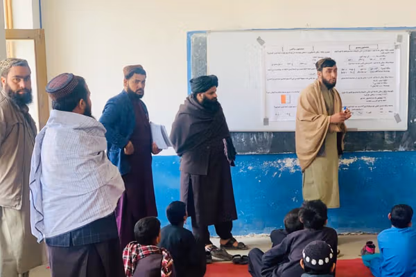 طالبان از معلمان مکاتب ننگرهار برای «گذاشتن ریش» تعهد کتبی گرفته است