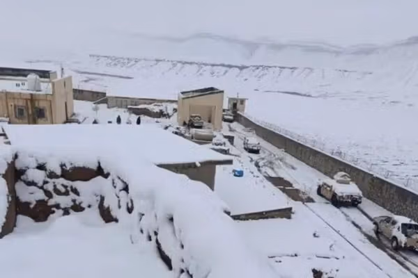 ایراني ځواکونو په پوله کې بند پاتې ۷۰۰ افغان کډوال ژغورلي