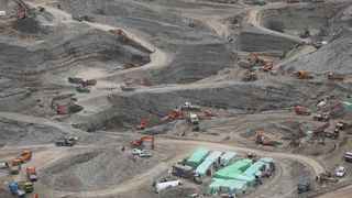 وثائق تكشف مخالفات في عقود معادن طالبان خلال ثلاث سنوات وخسائر تتجاوز 14 مليار أفغاني