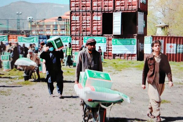 بنیاد ملک سلمان به خانوادههای نیازمند در کابل مواد غذایی کمک کرد