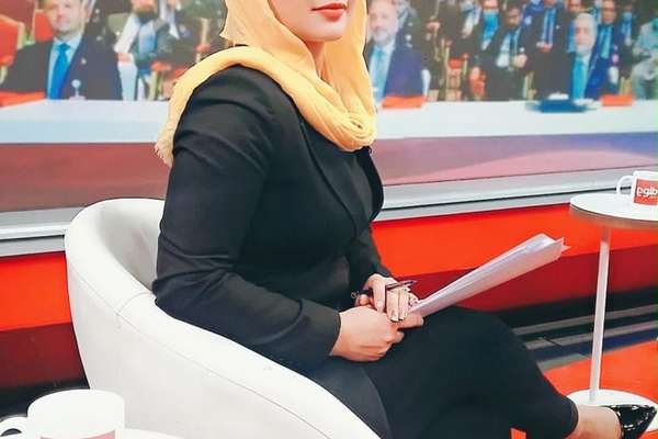 هغه د کابل د سقوط په ورځ له یوه کوچني لاسي بکس سره ووتله