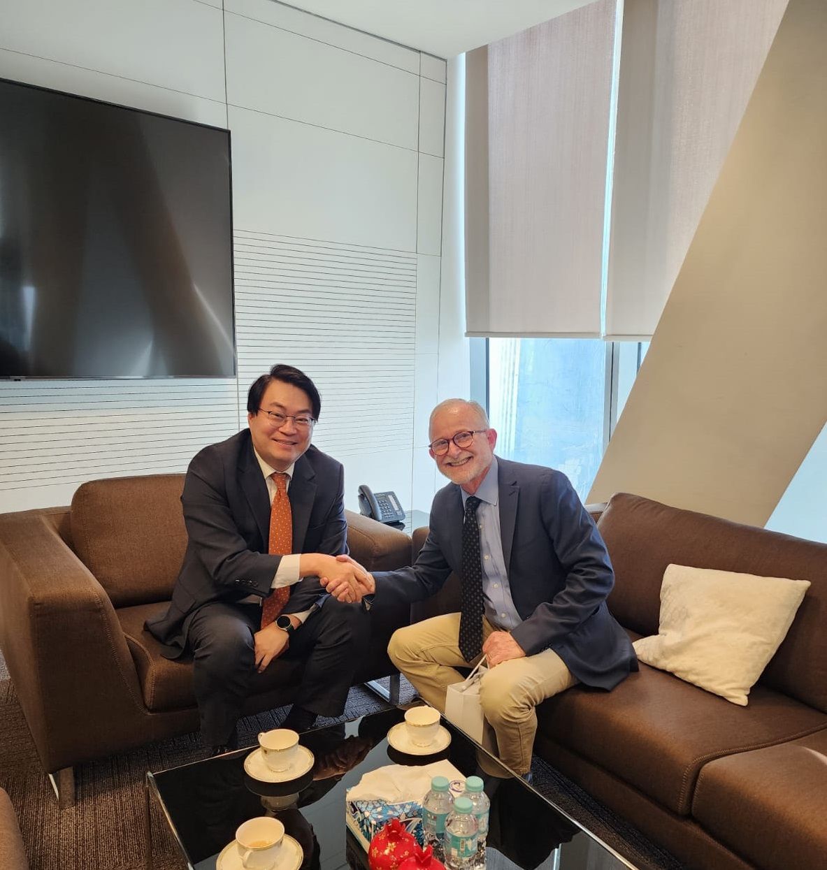 د جنوبي کوریا شارژدافیر او ریچارډ بېنېټ د افغانستان د بشري حقونو پر وضعیت غږېدلي