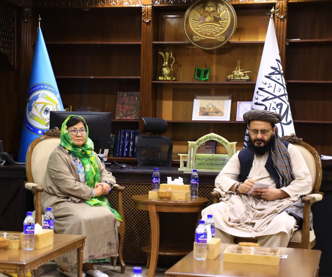 د طالبانو د کورنیو چارو وزارت مرستیال له اوتونبایېوا سره د افغانستان پر امنیت غږیدلی