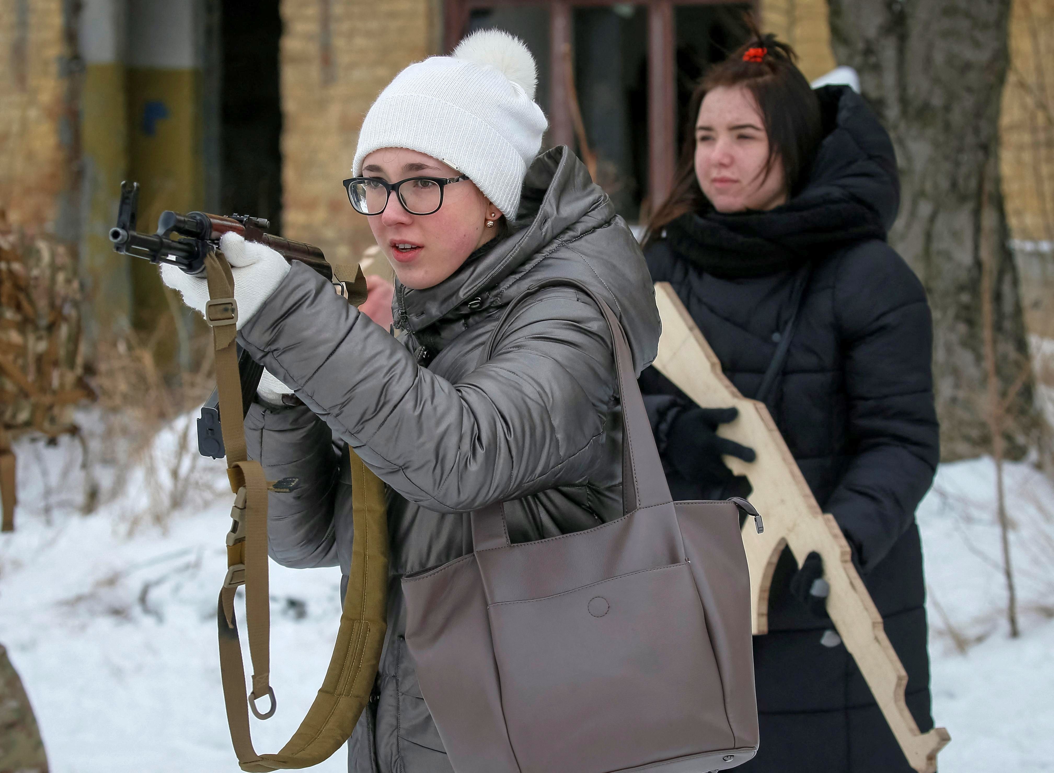 در برخی شهرهای اوکراین حتی مردم ملکی هم آموزش دفاعی می‌بینند