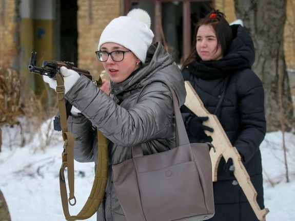 در برخی شهرهای اوکراین حتی مردم ملکی هم آموزش دفاعی میبینند