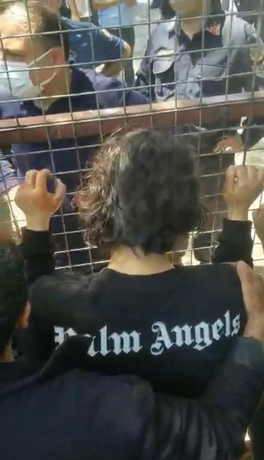 پناهجویان ازمیر: پولیس ترکیه ۲۰۰ پناهجوی افغانستان را بازداشت و تظاهرات آنها را سرکوب کرد