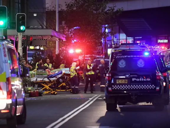 د سیډني په یوه پلورنځي کې یو کس په چاکو سره څلور تنه ووژل