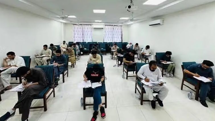 د بشري حقونو څار بنسټ له پاکستان نه غوښتي چې افغان محصلان دې نه باسي