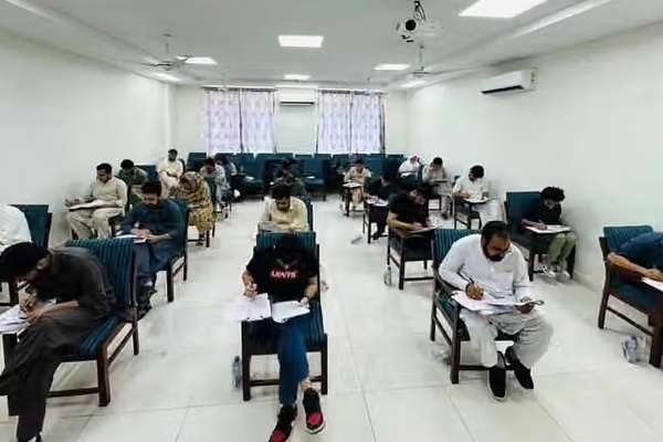 د بشري حقونو څار بنسټ له پاکستان نه غوښتي چې افغان محصلان دې نه باسي