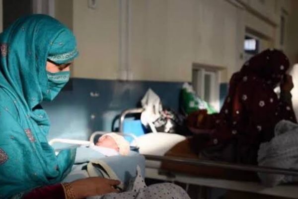 یونېسف: په افغانستان کې په هرو ۴۰ مېندواره مېرمنو کې یوه یې د زېږون پرمهال مري