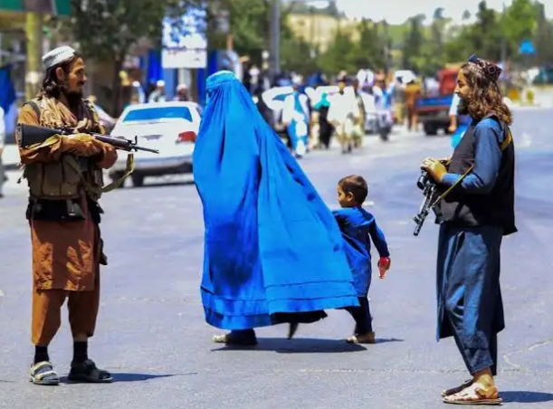 راپور: د طالبانو تر لومړۍ واکمنۍ ۳۰ کاله وروسته هم افغانستان له ناڅرګند راتلونکي سره مخ دی