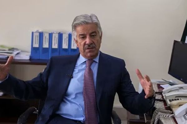 وزير الدفاع الباكستاني: طالبان الإرهابية تحتفل بدماء أبنائنا