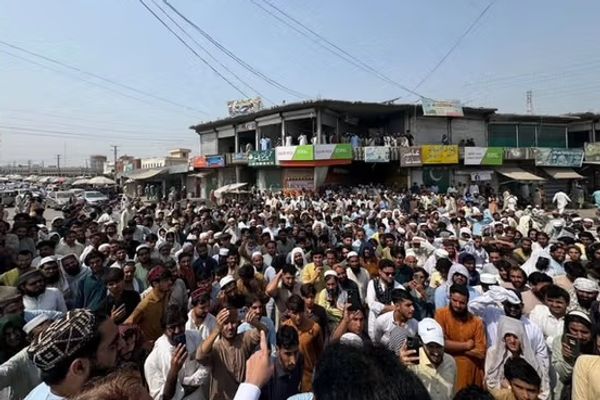 مردم در واکنش به بمباران مناطق مسکونی در خیبر پختونخوا تظاهرات کردند