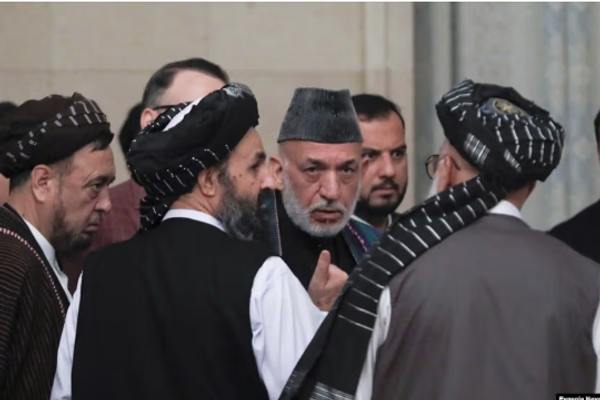 زعيم طالبان ينوي نفي الرئيس الأفغاني السابق من البلاد