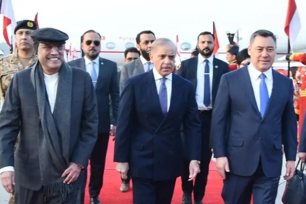 د قرغزستان ولسمشر په دوه ورځني سفر اسلاماباد ته رسېدلی