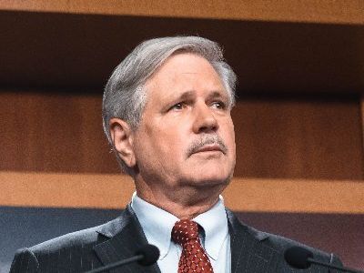 امریکایي سناتور:افغانستان کې د طالبانو پر بیاواکمنېدو ترهګرې ډلې زړورې او تاوتریخجنې شوې