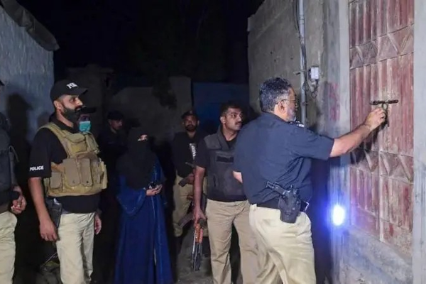 پاکستان کې مېشت افغان زدهکړیالان: تحصیلي ویزې بندې دي، د اېستلو له ګواښ سره مخ یو