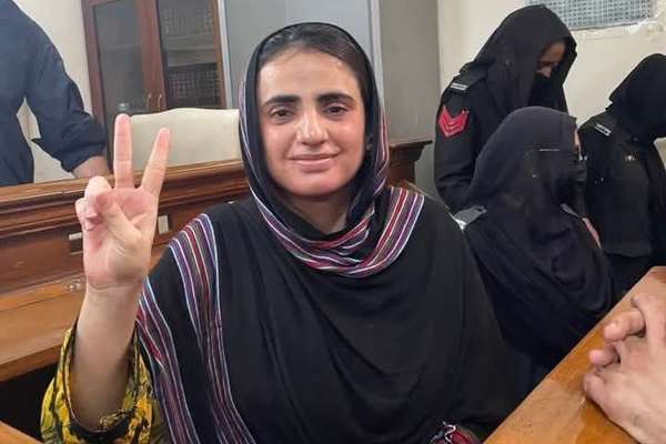 حکومت پاکستان مدت بازداشت مهرنگ بلوچ، رهبر معترضان بلوچ را ۱۰ روز دیگر تمدید کرد
