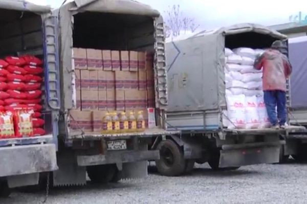 یوه افغان سوداګر د سېلاب ځپلو سره ۲۰ ټنه خوارکي توکي مرسته کړې