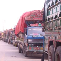 طالبان وايي په تورخم کې یې له پاکستان نه قاچاق کېدونکې مېوې او درمل نیولي