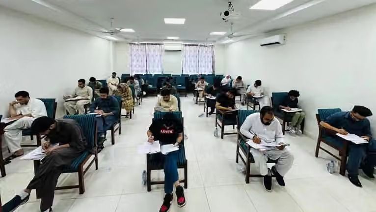 کرزی از پاکستان خواست تصمیم اخراج دانشجویان افغان را لغو کند
