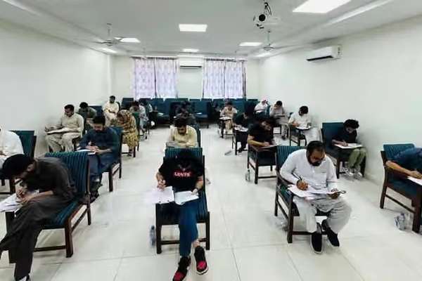 کرزی از پاکستان خواست تصمیم اخراج دانشجویان افغان را لغو کند