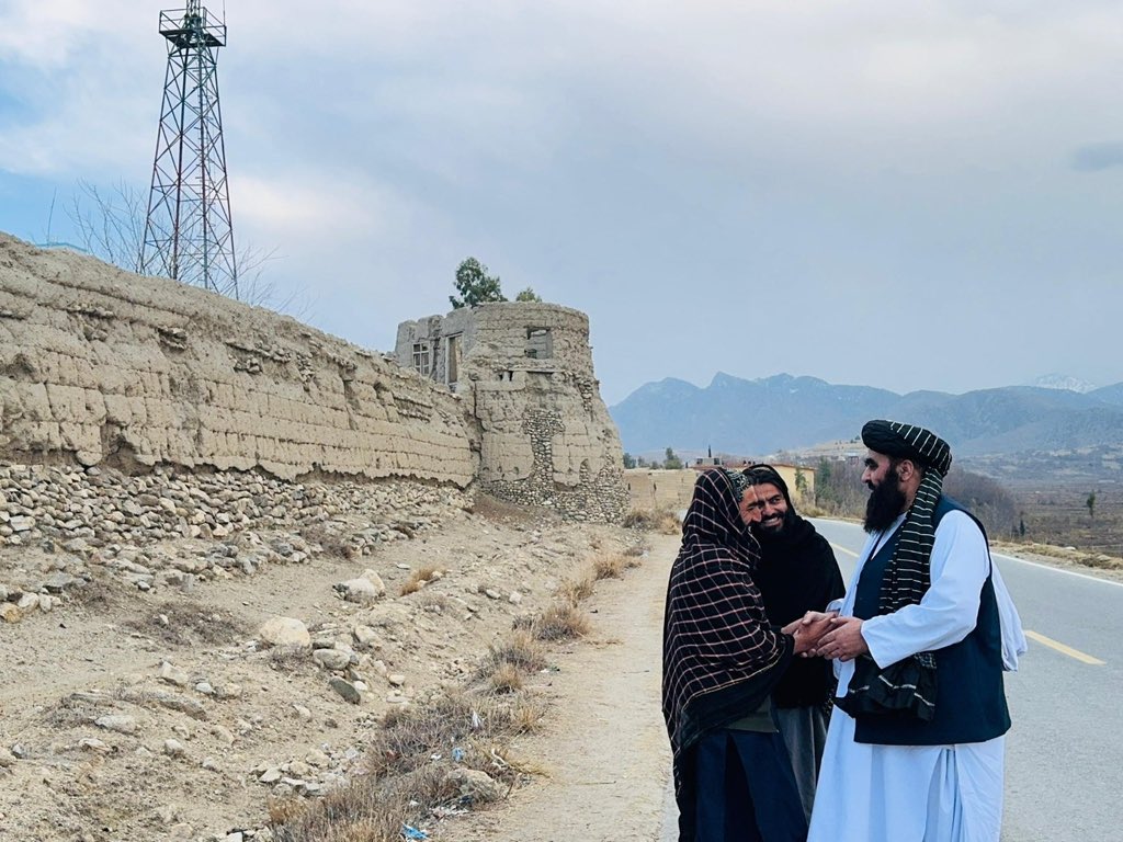 امیرخان متقي د هسکې مینې د تاریخي کلا ترڅنګ له خلکو سره روغبړ کوي